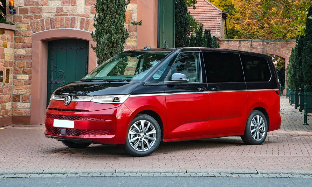 Фото Volkswagen Multivan (2024) — вид спереди, фото 8. Передок в красном исполнении — крупная светотехника и выразительный бампер Volkswagen Multivan (2024) — вид спереди, фото 8