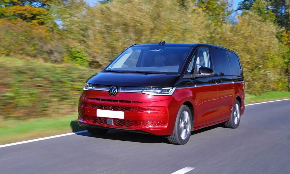 Фото Volkswagen Multivan (2024) — вид спереди, фото 10. Оптика, решётка и бампер — первое впечатление о модели Volkswagen Multivan (2024) — вид спереди, фото 10