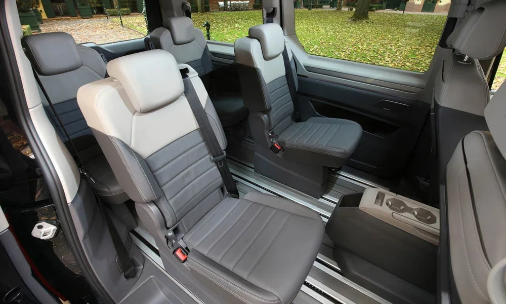 Фото Volkswagen Multivan (2024) — задние сиденья, фото 5. Посадка второго ряда: подголовники и подлокотник Volkswagen Multivan (2024) — задние сиденья, фото 5