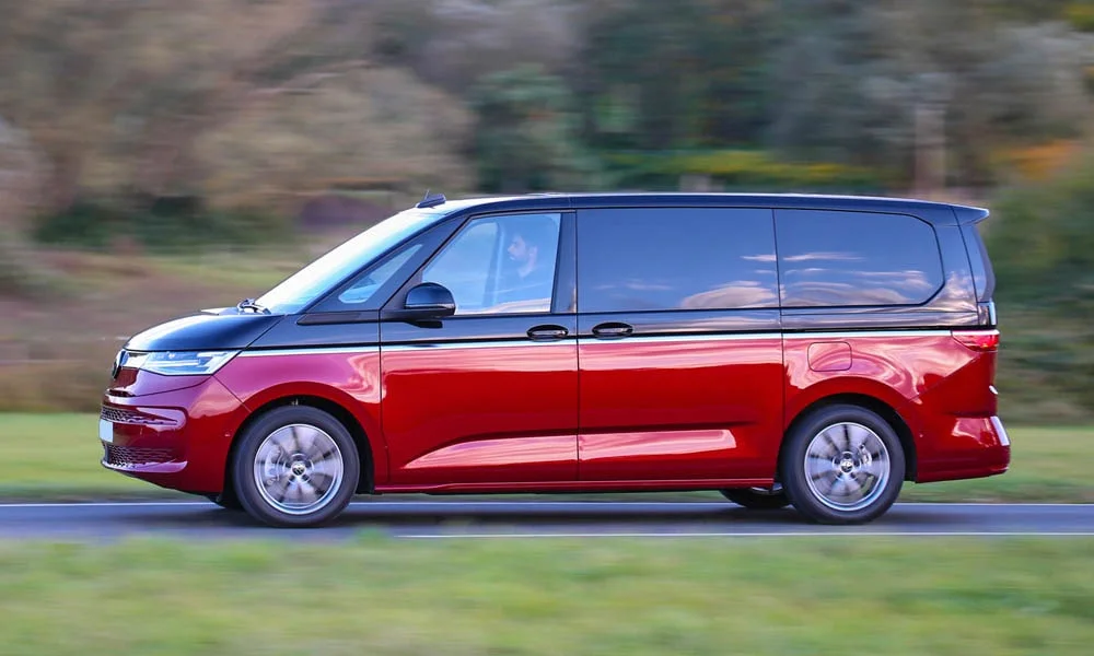 Фото Volkswagen Multivan (2024) — вид сбоку, фото 3. Профиль кузова: колёсная база, свесы и линия остекления. Длинная база — простор второго ряда; короткие свесы упрощают парковку Volkswagen Multivan (2024) — вид сбоку, фото 3
