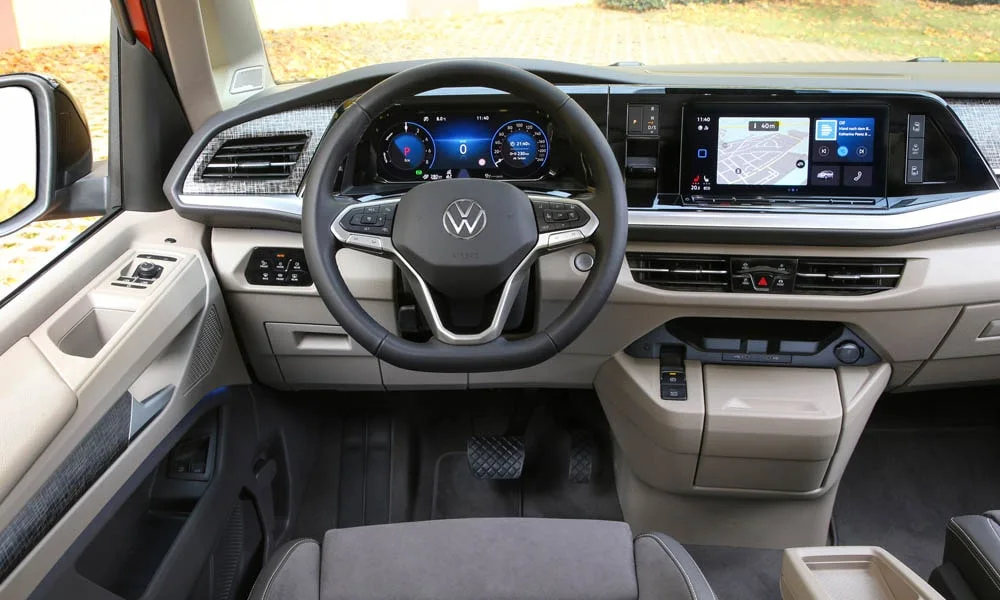 Фото Volkswagen Multivan (2024) — руль. Обшивка обода и компоновка спиц крупным планом Volkswagen Multivan (2024) — руль