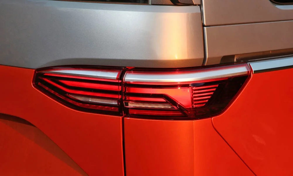 Фото Volkswagen Multivan (2024) — задние фонари. Графика секций крупным планом — ночная подпись модели. Динамические поворотники с бегущей индикацией встречаются в старших комплектациях Volkswagen Multivan (2024) — задние фонари