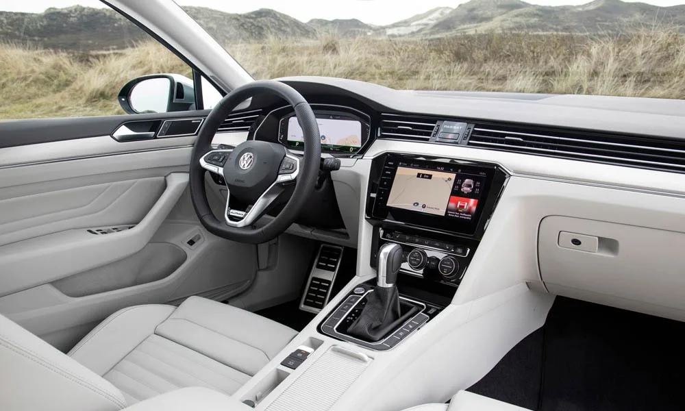 Фото Volkswagen Passat Alltrack — передняя панель. Компоновка экранов, дефлекторов и консоли. Мягкие материалы верхнего яруса и вставки задают уровень интерьера Volkswagen Passat Alltrack — передняя панель