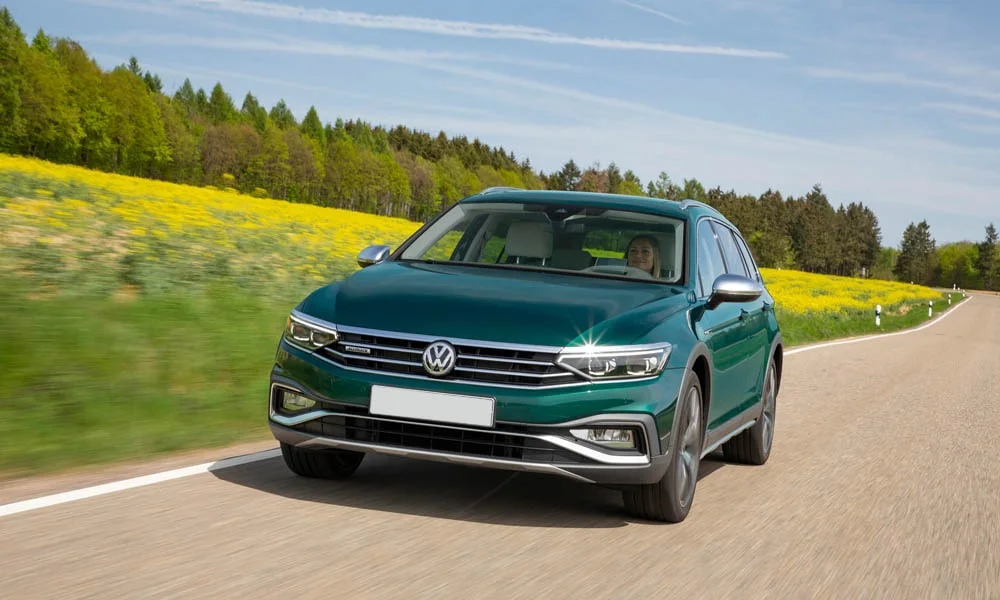 Фото Volkswagen Passat Alltrack — вид спереди, фото 4. Оптика, решётка и бампер — первое впечатление о модели. Рисунок ходовых огней — подпись модели, по нему её узнают в потоке Volkswagen Passat Alltrack — вид спереди, фото 4
