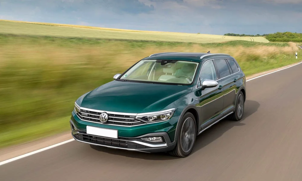 Фото Volkswagen Passat Alltrack — вид спереди, фото 5. Анфас: пропорции капота, посадка кузова и графика ходовых огней. Рисунок ходовых огней — подпись модели, по нему её узнают в потоке Volkswagen Passat Alltrack — вид спереди, фото 5