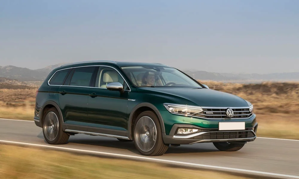 Фото Volkswagen Passat Alltrack — вид спереди, фото 6. Анфас: пропорции капота, посадка кузова и графика ходовых огней Volkswagen Passat Alltrack — вид спереди, фото 6