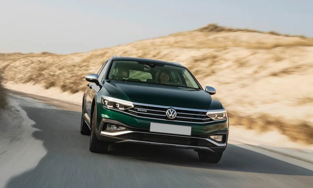 Фото Volkswagen Passat Alltrack — вид спереди, фото 7. Анфас: пропорции капота, посадка кузова и графика ходовых огней Volkswagen Passat Alltrack — вид спереди, фото 7