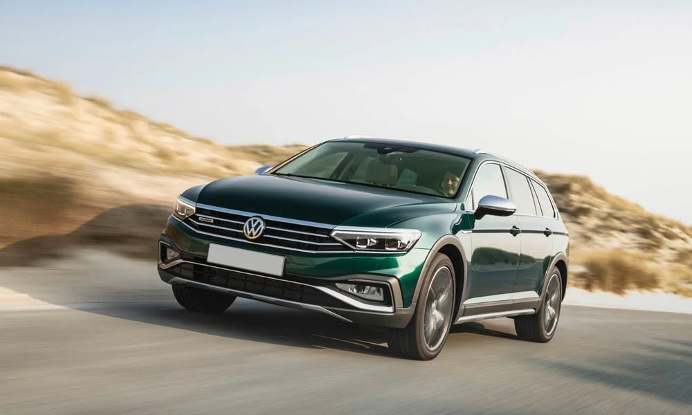 Фото Volkswagen Passat Alltrack — вид спереди, фото 8. Анфас: пропорции капота, посадка кузова и графика ходовых огней Volkswagen Passat Alltrack — вид спереди, фото 8