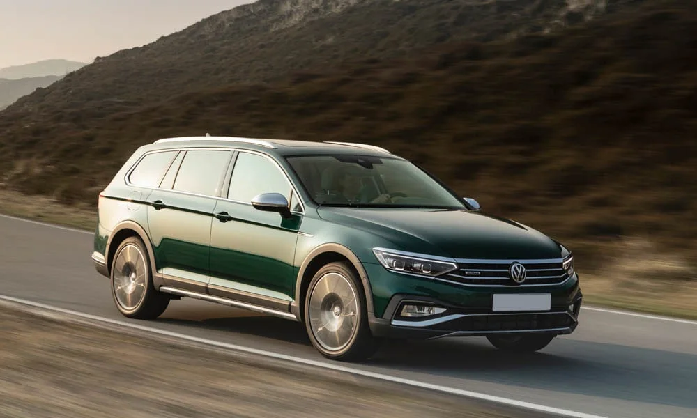 Фото Volkswagen Passat Alltrack — вид спереди, фото 9. Кузов в зелёном цвете: рисунок оптики и решётки задаёт узнаваемое «лицо» модели. Рисунок ходовых огней — подпись модели, по нему её узнают в потоке Volkswagen Passat Alltrack — вид спереди, фото 9