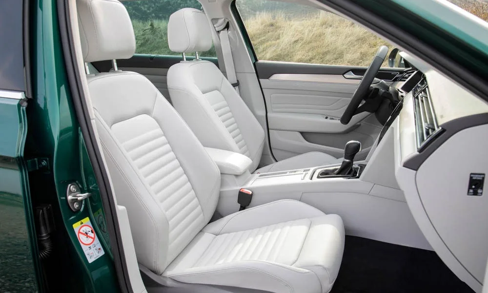 Фото Volkswagen Passat Alltrack — передние сиденья. Профиль кресел: боковая поддержка и подголовники. Выраженная боковая поддержка держит в поворотах Volkswagen Passat Alltrack — передние сиденья