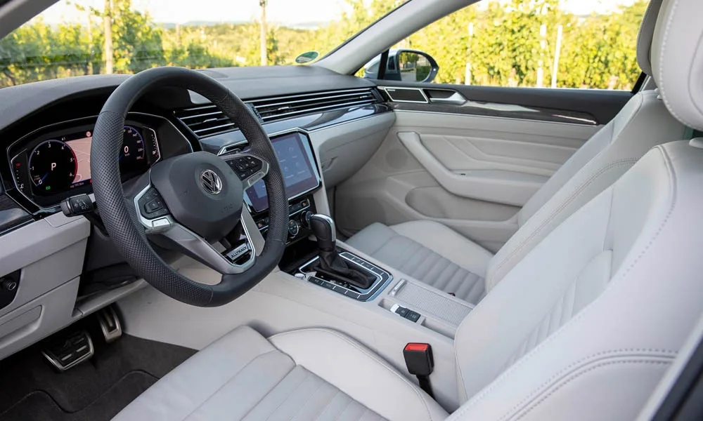 Фото Volkswagen Passat Alltrack — интерьер. Салон в светло-серой отделке: архитектура передней панели, консоль и кресла Volkswagen Passat Alltrack — интерьер