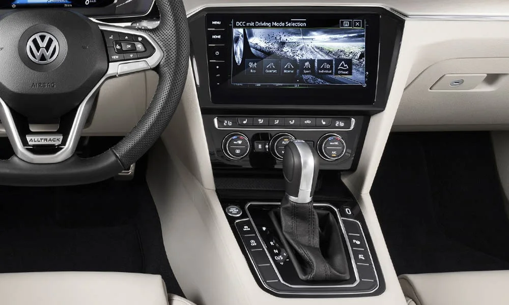 Фото Volkswagen Passat Alltrack — экран мультимедиа. Интерфейс медиасистемы крупным планом. Поддержка смартфонов и обновления «по воздуху» — ключевые вопросы к медиасистеме; наличие русификации уточняйте у дилера Volkswagen Passat Alltrack — экран мультимедиа
