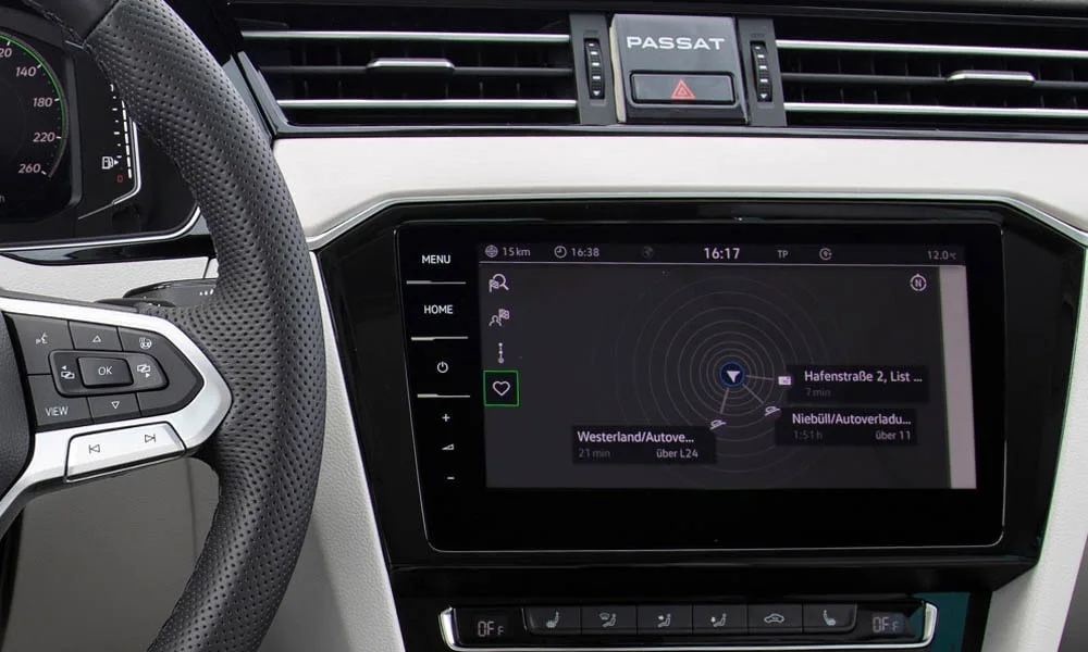 Фото Volkswagen Passat Alltrack — экран мультимедиа, фото 2. Интерфейс медиасистемы крупным планом. Климат и обогревы часто управляются с этого экрана — привыкание занимает пару дней Volkswagen Passat Alltrack — экран мультимедиа, фото 2