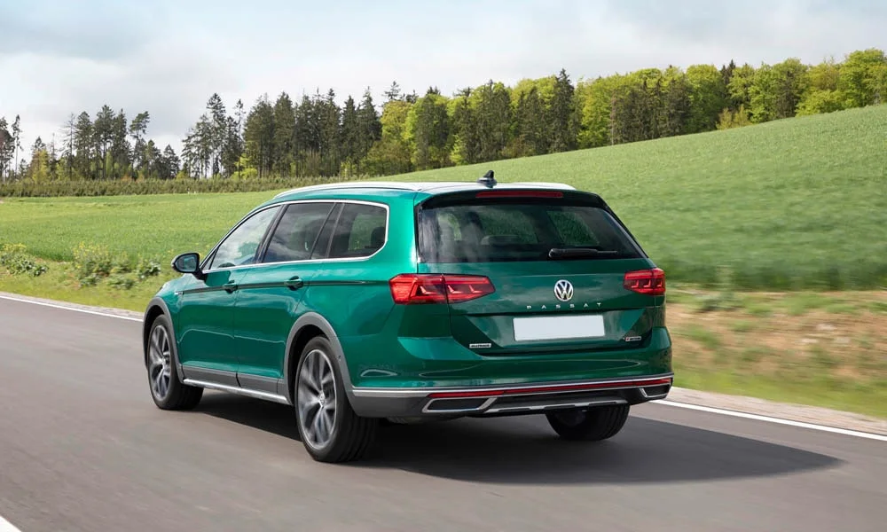 Фото Volkswagen Passat Alltrack — вид сзади, фото 4. Зелёный кузов сзади — фонари и бампер определяют ночной образ модели. Светодиодная полоса или раздельные секции — задняя оптика стала главным украшением кормы Volkswagen Passat Alltrack — вид сзади, фото 4