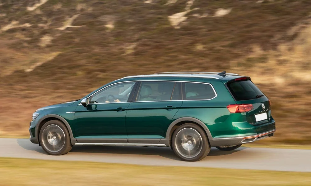 Фото Volkswagen Passat Alltrack — вид сзади, фото 5. Зелёный кузов сзади — фонари и бампер определяют ночной образ модели. Насадки выхлопа или их имитация внизу бампера различают версии Volkswagen Passat Alltrack — вид сзади, фото 5