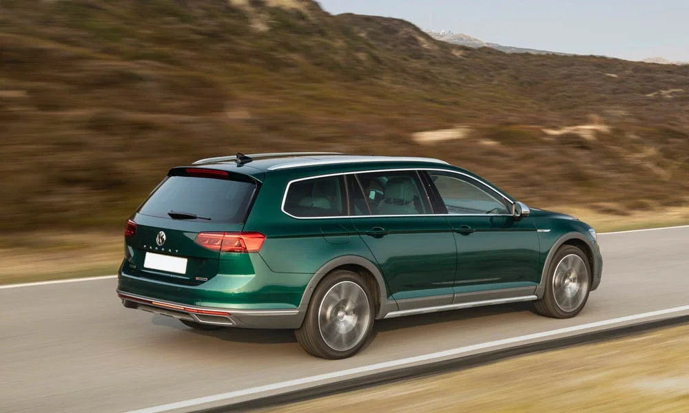 Фото Volkswagen Passat Alltrack — вид сзади, фото 6. Графика фонарей, бампер и оформление пятой двери Volkswagen Passat Alltrack — вид сзади, фото 6