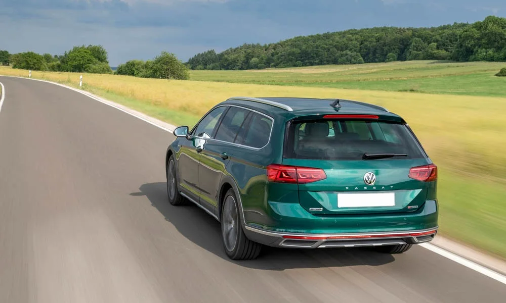 Фото Volkswagen Passat Alltrack — вид сзади, фото 7. Корма в зелёном цвете: графика фонарей и пластика пятой двери. Насадки выхлопа или их имитация внизу бампера различают версии Volkswagen Passat Alltrack — вид сзади, фото 7