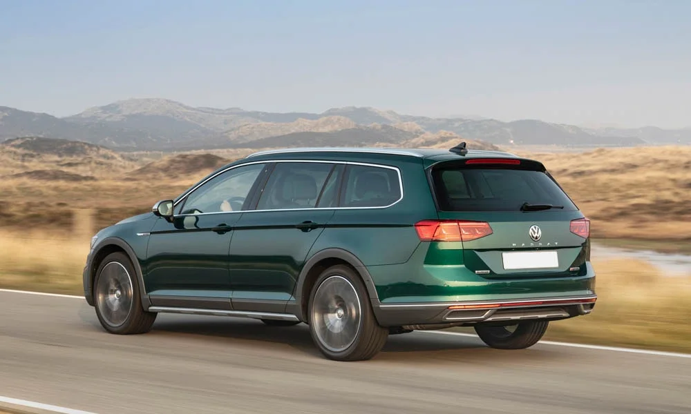 Фото Volkswagen Passat Alltrack — вид сзади, фото 8. Корма в зелёном цвете: графика фонарей и пластика пятой двери. Насадки выхлопа или их имитация внизу бампера различают версии Volkswagen Passat Alltrack — вид сзади, фото 8