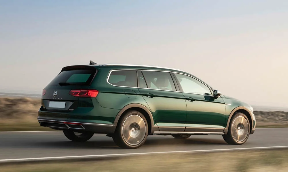 Фото Volkswagen Passat Alltrack — вид сзади, фото 9. Линия крыши, стойки и задняя дверь в зелёном исполнении. Насадки выхлопа или их имитация внизу бампера различают версии Volkswagen Passat Alltrack — вид сзади, фото 9