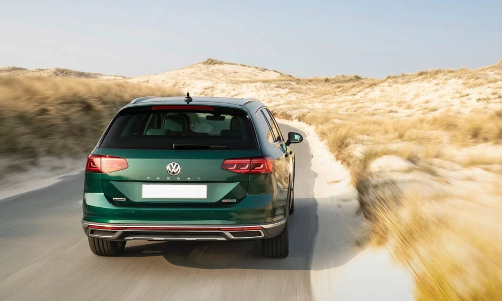 Фото Volkswagen Passat Alltrack — вид сзади, фото 10. Линия крыши, стойки и задняя дверь в зелёном исполнении. Светодиодная полоса или раздельные секции — задняя оптика стала главным украшением кормы Volkswagen Passat Alltrack — вид сзади, фото 10
