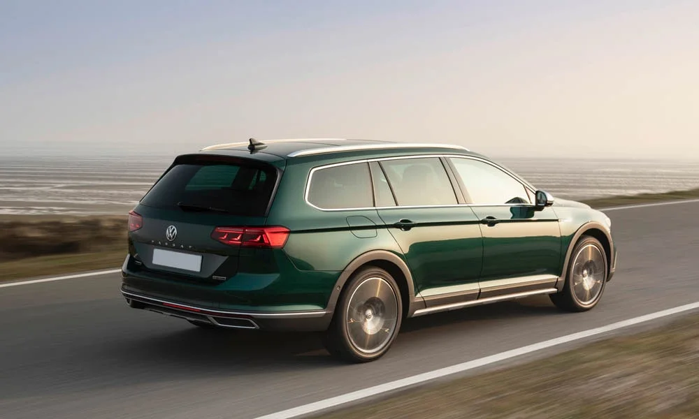 Фото Volkswagen Passat Alltrack — вид сзади, фото 11. Линия крыши, стойки и задняя дверь в зелёном исполнении. Насадки выхлопа или их имитация внизу бампера различают версии Volkswagen Passat Alltrack — вид сзади, фото 11