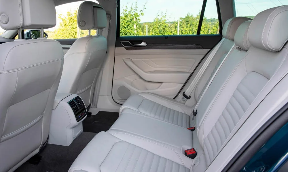 Фото Volkswagen Passat Alltrack — задние сиденья, фото 2. Посадка второго ряда: подголовники и подлокотник. Спинки складываются под длинные грузы у большинства версий Volkswagen Passat Alltrack — задние сиденья, фото 2