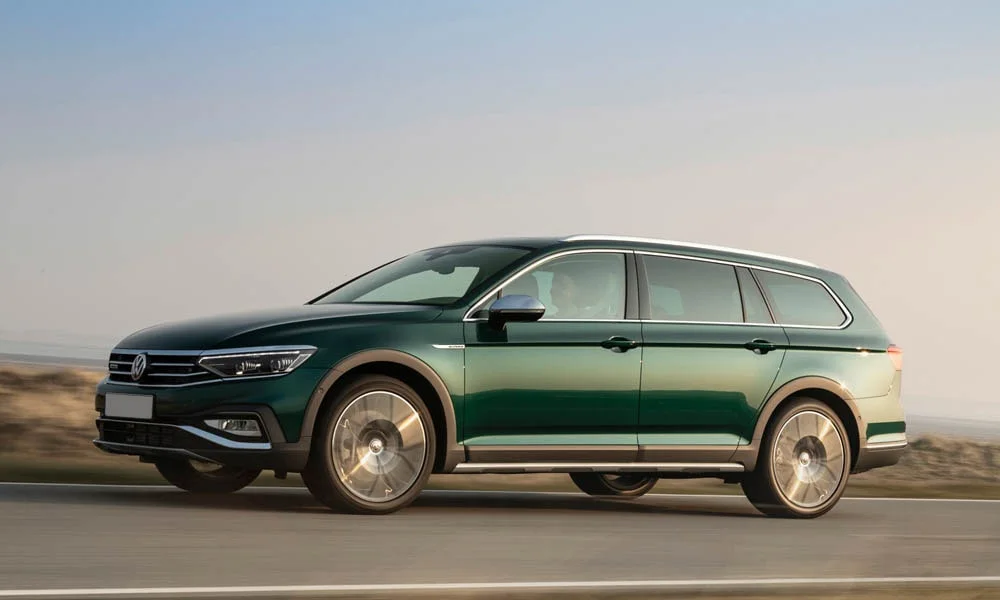 Фото Volkswagen Passat Alltrack — вид сбоку. Профиль в зелёном цвете: соотношение колёсной базы и свесов. Хромированные или чёрные молдинги окон отличают комплектации Volkswagen Passat Alltrack — вид сбоку