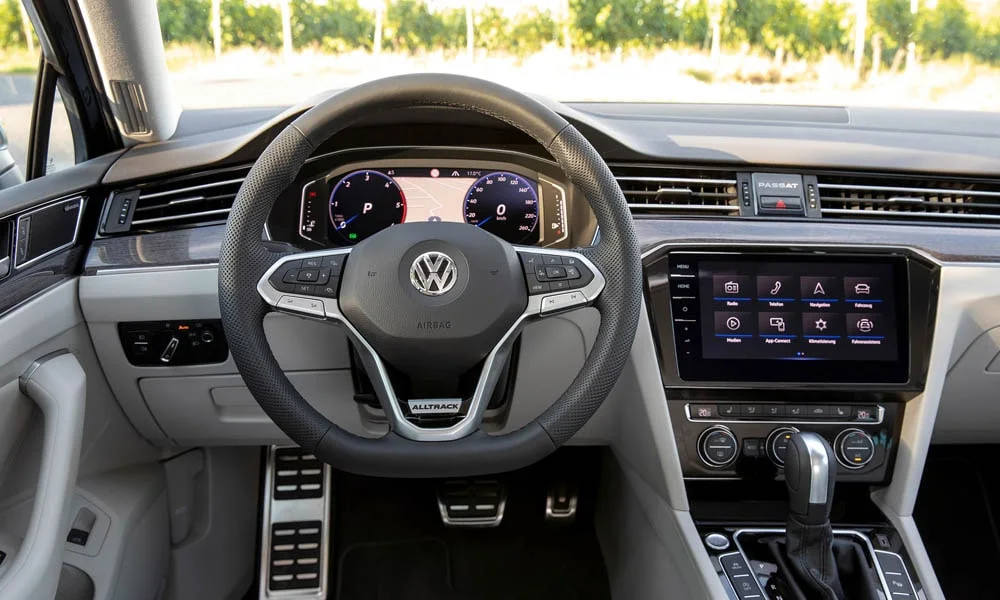 Фото Volkswagen Passat Alltrack — руль. Обшивка обода и компоновка спиц крупным планом. Клавиши на спицах управляют медиа, круизом и ассистентами — руки остаются на руле Volkswagen Passat Alltrack — руль