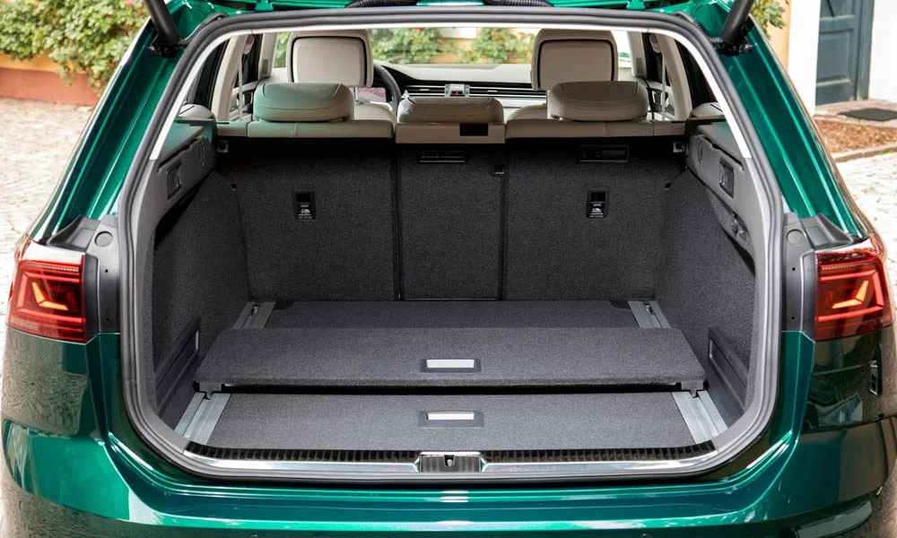 Фото Volkswagen Passat Alltrack — багажник. Грузовой отсек с открытой дверью: погрузочная высота и ширина проёма. Спинки второго ряда складываются и расширяют отсек под длинные грузы Volkswagen Passat Alltrack — багажник