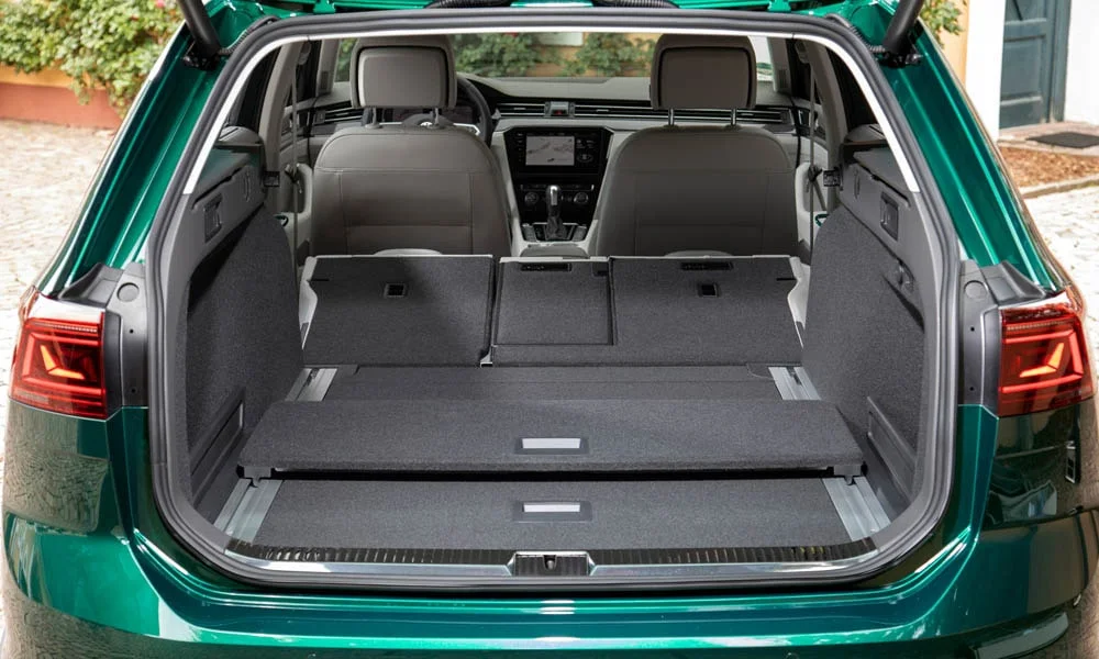 Фото Volkswagen Passat Alltrack — багажник, фото 2. Грузовой отсек с открытой дверью: погрузочная высота и ширина проёма. Спинки второго ряда складываются и расширяют отсек под длинные грузы Volkswagen Passat Alltrack — багажник, фото 2