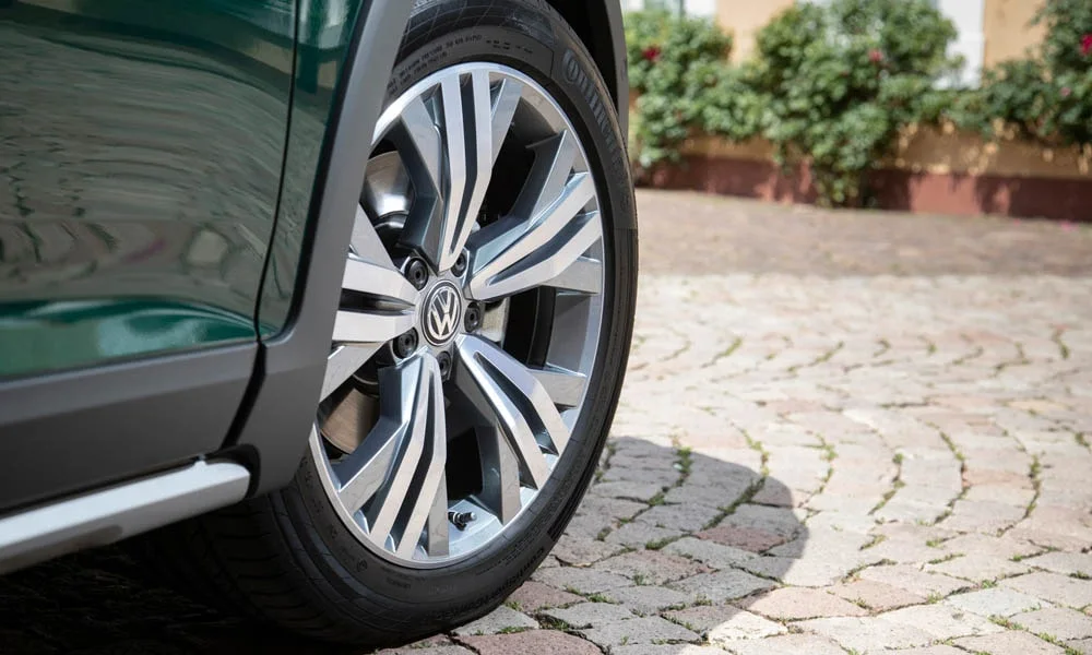 Фото Volkswagen Passat Alltrack — колесо и диск. Дизайн спиц и профиль резины крупным планом. Рекомендованные размеры шин и давление — на табличке в проёме водительской двери Volkswagen Passat Alltrack — колесо и диск