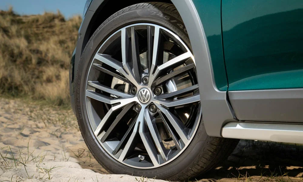 Фото Volkswagen Passat Alltrack — колесо и диск, фото 2. Дизайн спиц и профиль резины крупным планом. Рекомендованные размеры шин и давление — на табличке в проёме водительской двери Volkswagen Passat Alltrack — колесо и диск, фото 2