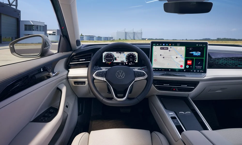 Фото Volkswagen Passat Variant (2024) — передняя панель. Панель в светло-серой отделке — видна компоновка экранов и органов управления Volkswagen Passat Variant (2024) — передняя панель
