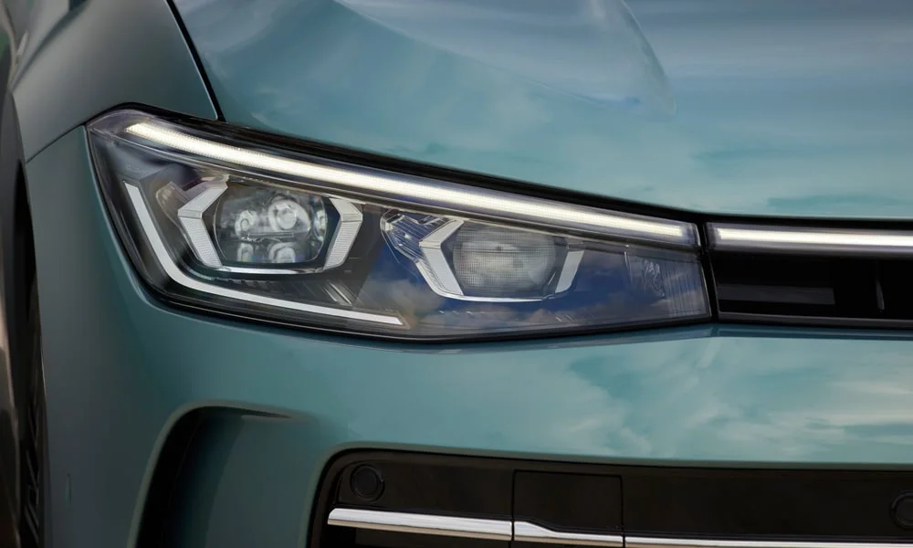 Фото Volkswagen Passat Variant (2024) — вид спереди, фото 6. Оптика, решётка и бампер — первое впечатление о модели Volkswagen Passat Variant (2024) — вид спереди, фото 6