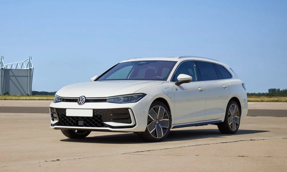 Фото Volkswagen Passat Variant (2024) — вид спереди, фото 9. Анфас: пропорции капота, посадка кузова и графика ходовых огней Volkswagen Passat Variant (2024) — вид спереди, фото 9