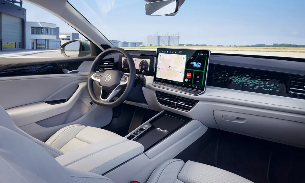 Фото Volkswagen Passat Variant (2024) — интерьер. Общий план салона: архитектура панели, консоль и кресла Volkswagen Passat Variant (2024) — интерьер