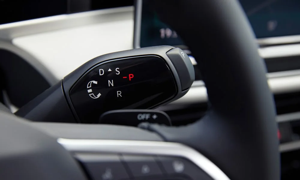 Фото Volkswagen Passat Variant (2024) — интерьер, фото 2. Общий план салона: архитектура панели, консоль и кресла. Уровень отделки читается по стыкам панелей и мягким поверхностям в зонах касания Volkswagen Passat Variant (2024) — интерьер, фото 2