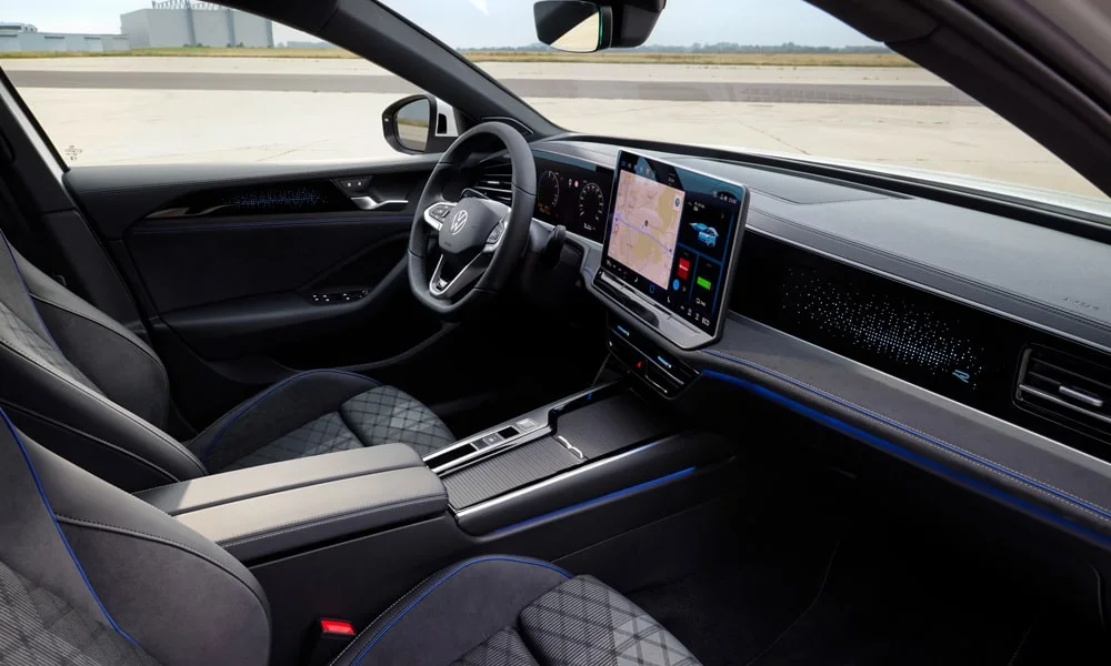 Фото Volkswagen Passat Variant (2024) — интерьер, фото 3. Общий план салона: архитектура панели, консоль и кресла. Уровень отделки читается по стыкам панелей и мягким поверхностям в зонах касания Volkswagen Passat Variant (2024) — интерьер, фото 3