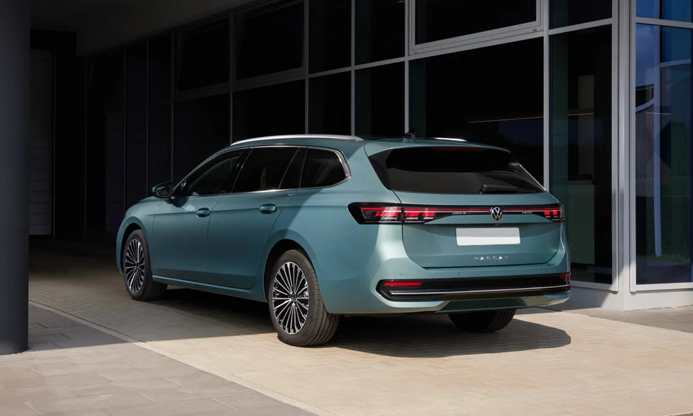 Фото Volkswagen Passat Variant (2024) — вид сзади, фото 3. Синий кузов сзади — фонари и бампер определяют ночной образ модели Volkswagen Passat Variant (2024) — вид сзади, фото 3