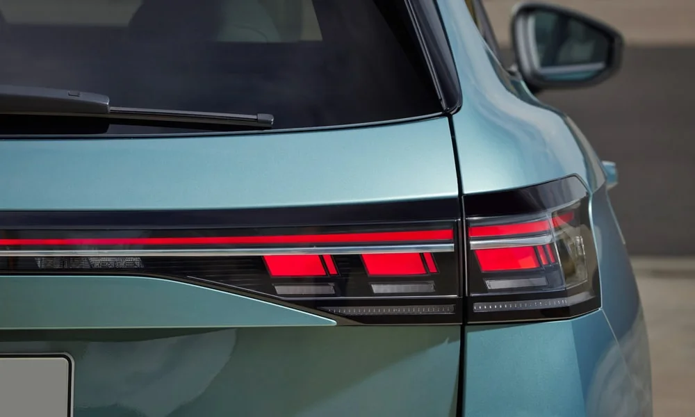 Фото Volkswagen Passat Variant (2024) — вид сзади, фото 4. Графика фонарей, бампер и оформление пятой двери. Светодиодная полоса или раздельные секции — задняя оптика стала главным украшением кормы Volkswagen Passat Variant (2024) — вид сзади, фото 4