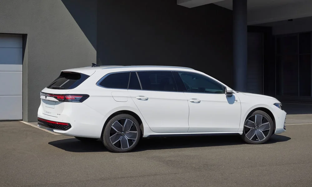 Фото Volkswagen Passat Variant (2024) — вид сзади, фото 5. Корма в белом цвете: графика фонарей и пластика пятой двери. Насадки выхлопа или их имитация внизу бампера различают версии Volkswagen Passat Variant (2024) — вид сзади, фото 5