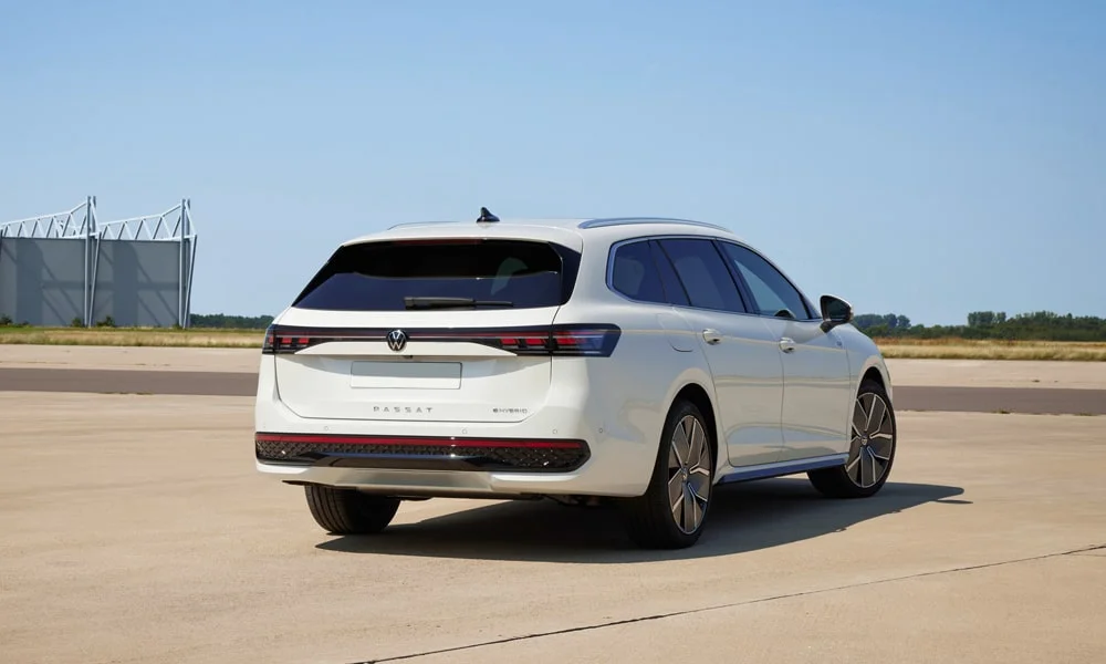 Фото Volkswagen Passat Variant (2024) — вид сзади, фото 6. Графика фонарей, бампер и оформление пятой двери. Насадки выхлопа или их имитация внизу бампера различают версии Volkswagen Passat Variant (2024) — вид сзади, фото 6