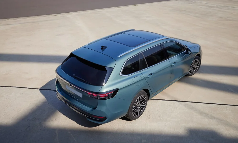 Фото Volkswagen Passat Variant (2024) — крыша. Крыша сверху: остекление, рейлинги и антенна-плавник. Панорамное стекло зрительно увеличивает салон; шторка спасает в жару Volkswagen Passat Variant (2024) — крыша