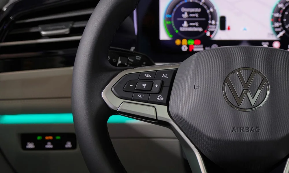Фото Volkswagen Passat Variant (2024) — руль. Обшивка обода и компоновка спиц крупным планом Volkswagen Passat Variant (2024) — руль