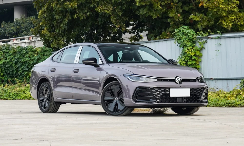 Фото Volkswagen Passat (2024) — вид спереди, фото 3. Анфас: пропорции капота, посадка кузова и графика ходовых огней. Дневные ходовые огни включаются автоматически с запуском Volkswagen Passat (2024) — вид спереди, фото 3