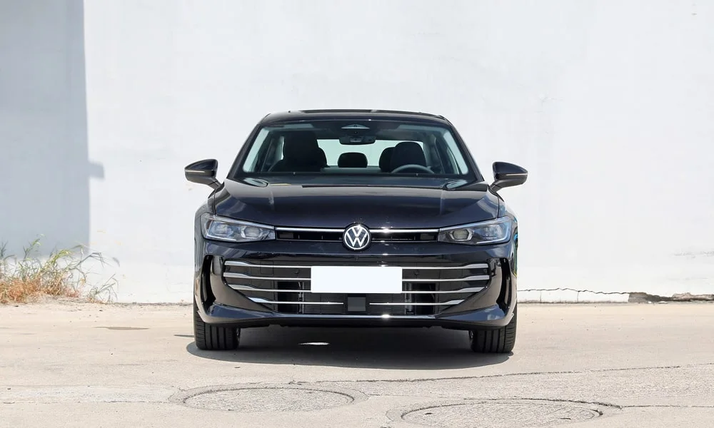 Фото Volkswagen Passat (2024) — вид спереди, фото 4. Анфас: пропорции капота, посадка кузова и графика ходовых огней. Дневные ходовые огни включаются автоматически с запуском Volkswagen Passat (2024) — вид спереди, фото 4