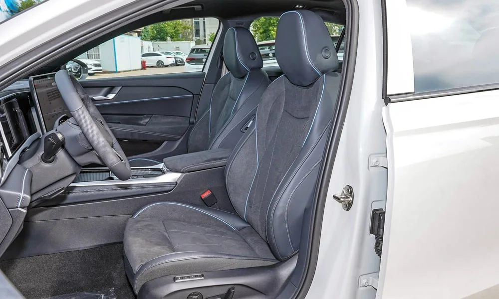 Фото Volkswagen Passat (2024) — передние сиденья. Передние кресла в алькантаре Volkswagen Passat (2024) — передние сиденья