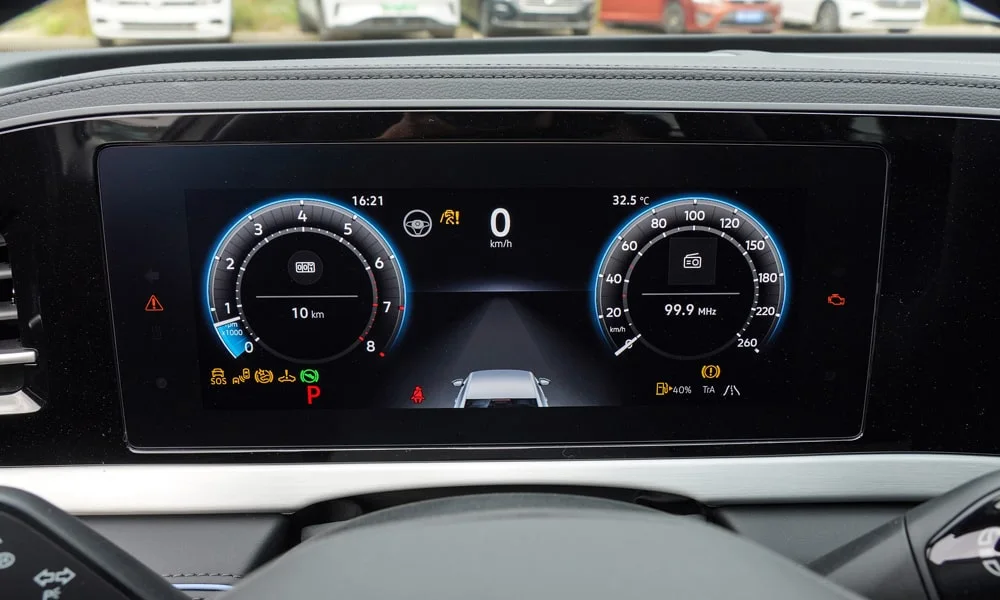 Фото Volkswagen Passat (2024) — экран мультимедиа. Интерфейс медиасистемы крупным планом. Климат и обогревы часто управляются с этого экрана — привыкание занимает пару дней Volkswagen Passat (2024) — экран мультимедиа
