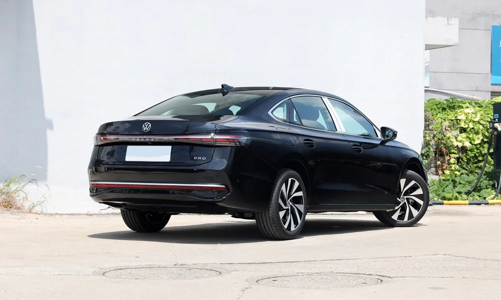 Фото Volkswagen Passat (2024) — вид сзади, фото 5. Линия крыши, стойки и задняя дверь в чёрном исполнении. Насадки выхлопа или их имитация внизу бампера различают версии Volkswagen Passat (2024) — вид сзади, фото 5