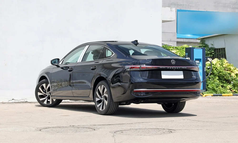Фото Volkswagen Passat (2024) — вид сзади, фото 6. Чёрный кузов сзади — фонари и бампер определяют ночной образ модели. Насадки выхлопа или их имитация внизу бампера различают версии Volkswagen Passat (2024) — вид сзади, фото 6